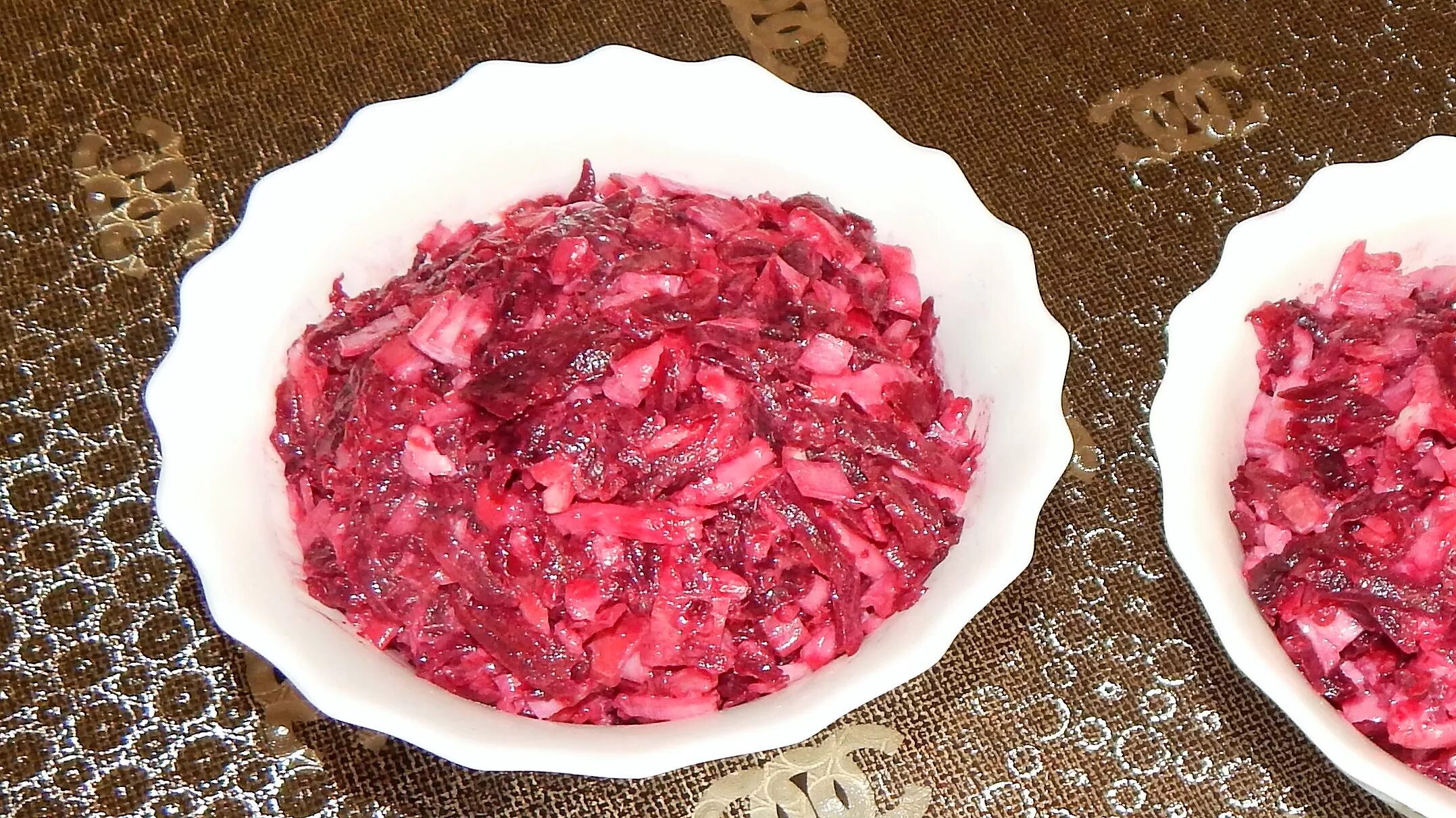 Салат из свеклы с сыром и чесноком. Салат со свеклой. Салат со свеклой и яйцом. Французский салат со свеклой. Свекольный салат с сыром.