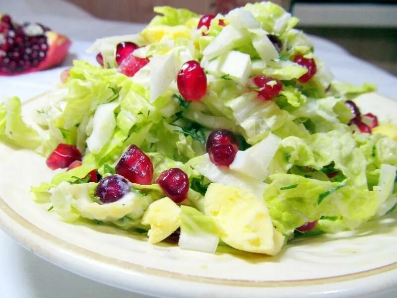 Пекинская гранат. Салат с пекинской капустой и гранатом. Салат с пекинской капустой и гранатом и курицей. Салат из пекинской граната капусты. Салат с капустой и гранатом.