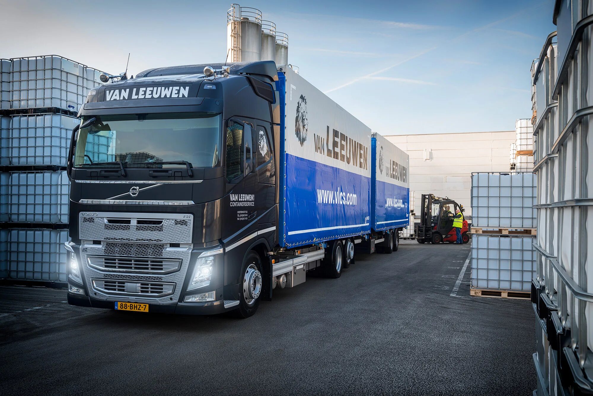 Автопоезд вольво. LZV Truck Volvo. Автодом Вольво в10м. Volvo Truck 2022. Скандинавские сцепки грузовиков.