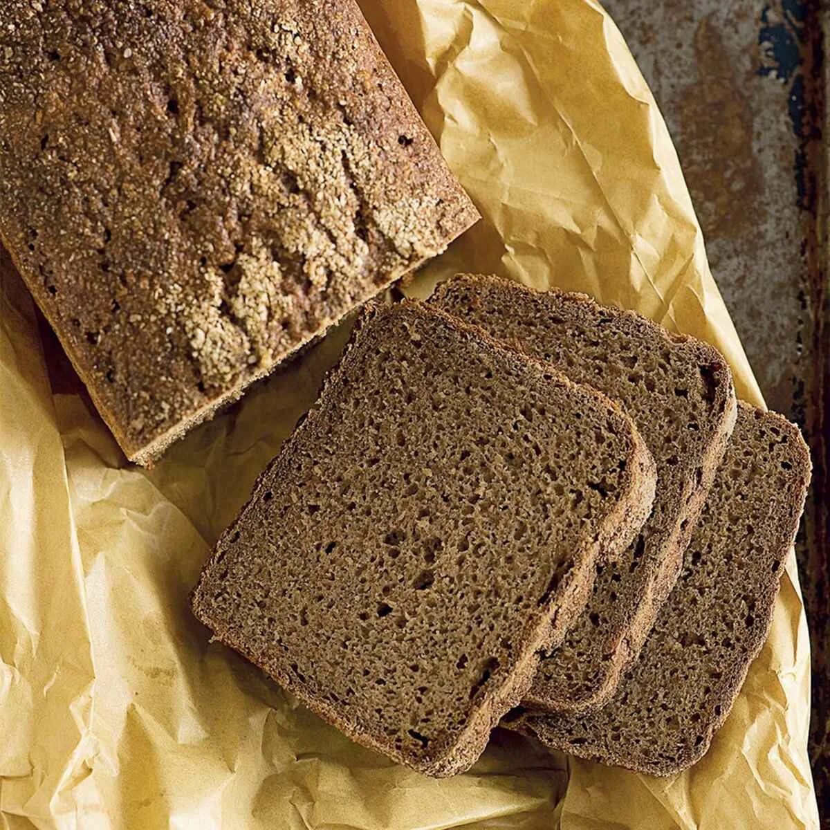 Ржаной хлеб. Жена хлеба. Черный ржаной хлеб. Серый хлеб. Цельнозерновой ржаной хлеб в духовке