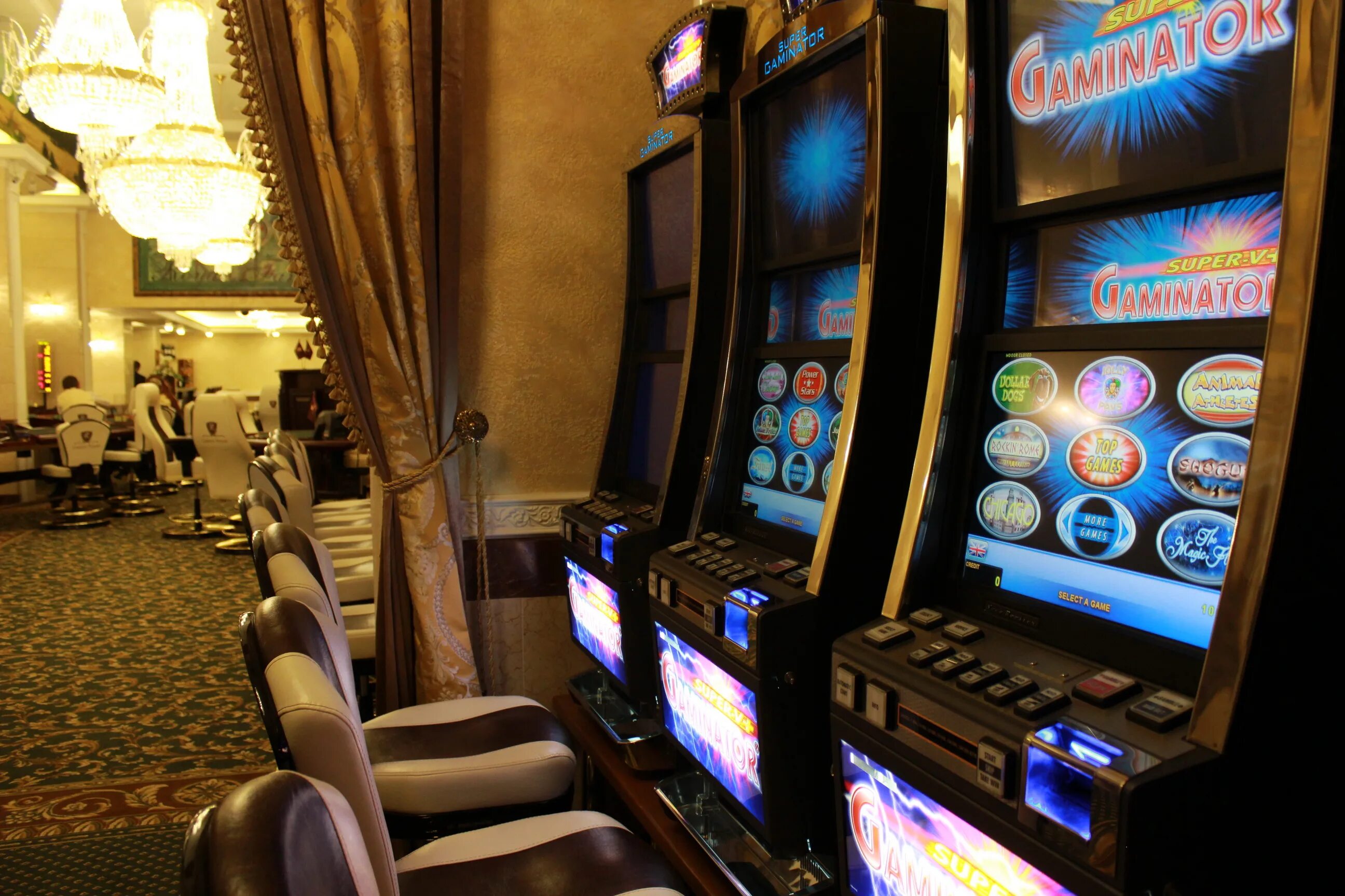 Игровые автоматы rox casino. Зал игровых автоматов. Игорный зал. Игровые автоматы 777 зал. Игровые залы казино.