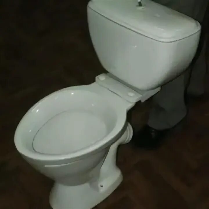 Унитаз компакт вершок. Полочка для бачка унитаза. Старый советский унитаз с полочкой. Старый советский унитаз с полочкой. Унитаз старого образца с полочкой.