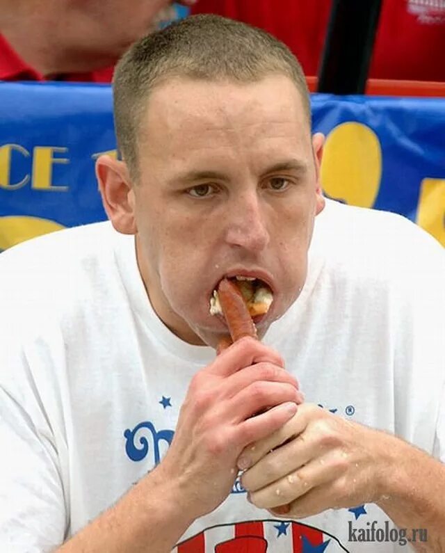 соревнования по поеданию пищи. китаец сидит. соревнование по поеданию пирога. соревнования по поеданию. рекорд по поеданию хот догов.