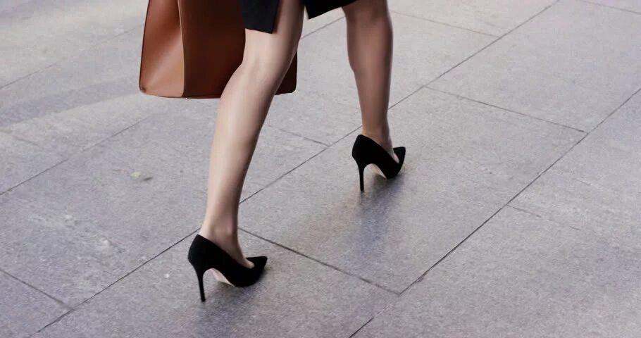Стройные ноги. Женщина на каблуках. Нога в туфле на каблуке. Женские ножки. Ноги в туфлях на высоких каблуках.