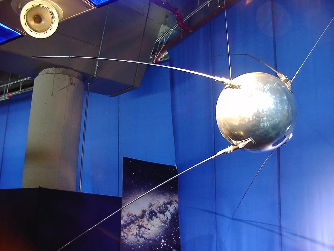 Первый космический аппарат поднявший человека. Первый искусственный Спутник земли 1957. Спутник-1 искусственный Спутник. ПС-1 Спутник. Первый Спутник земли Спутник 1.