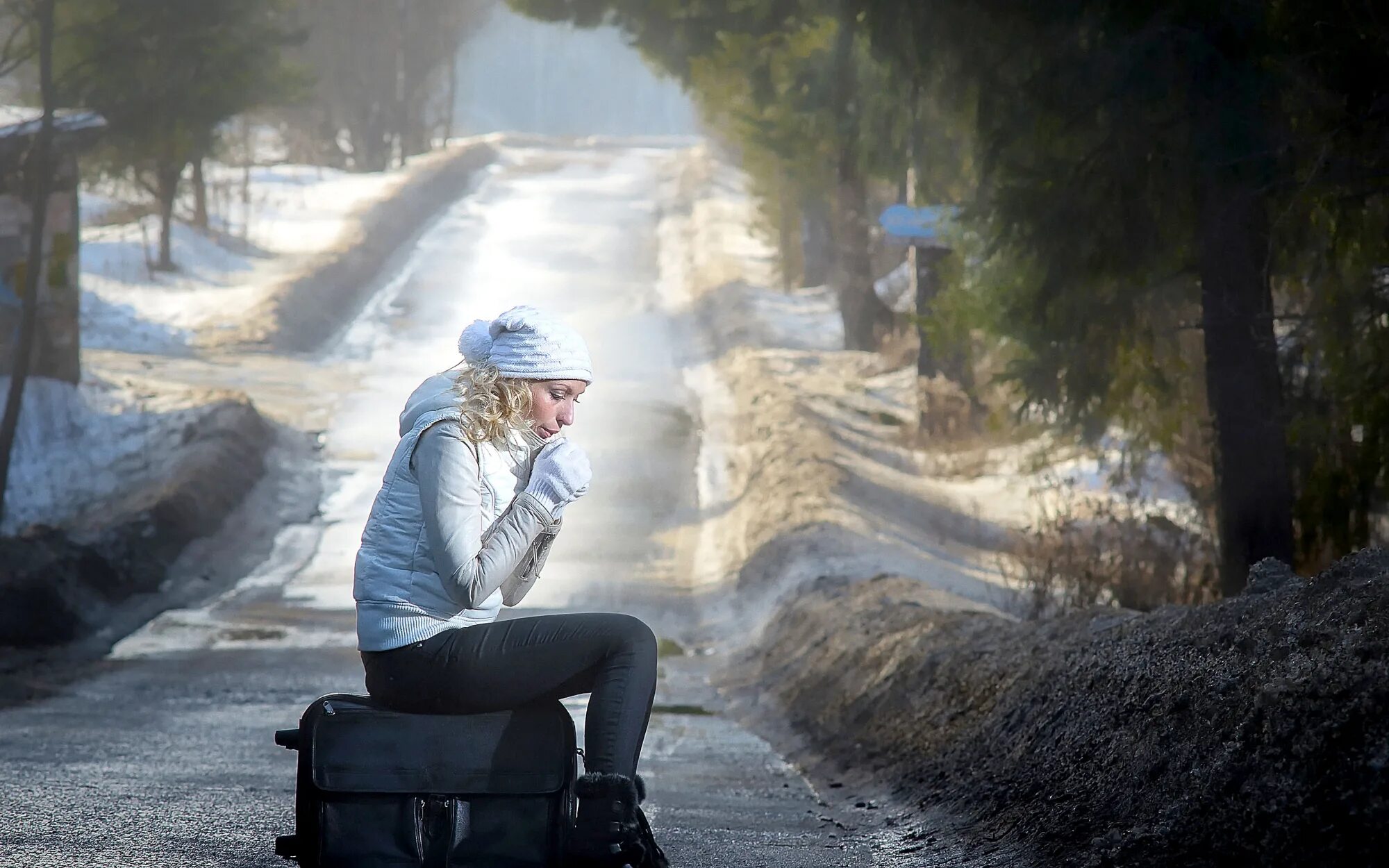 Девушка на дороге. Девушка на дороге зимой. Фотосессия на дороге. Фотосессия на дороге зимой. Возвращение души домой