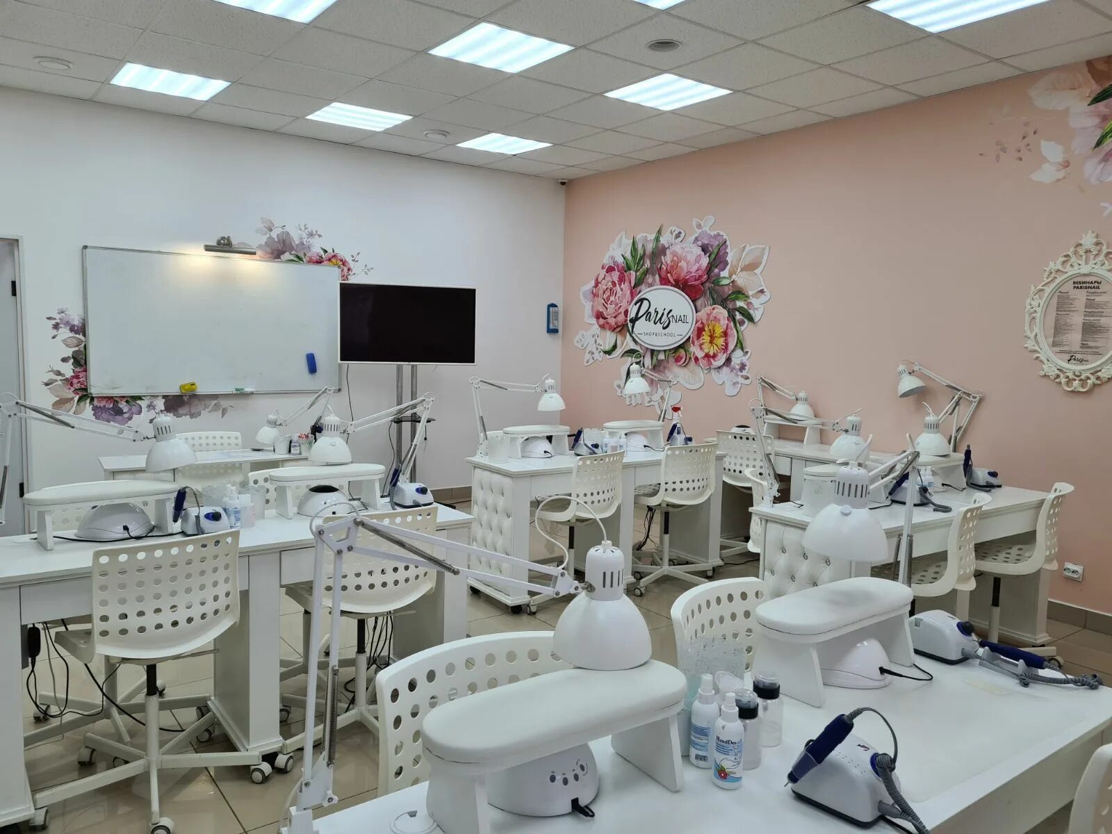 Нейл школа маникюра. Paris Nail салон. Paris Nail школа. Салон красоты в Москве Кузьминках. Paris Nail Кузьминки.