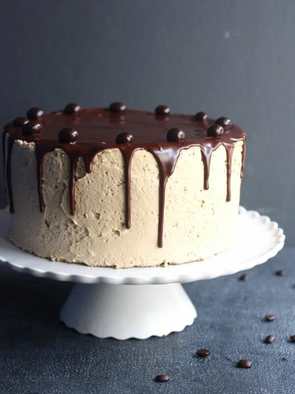 Покрытие торта белым шоколадом. Торт покрытый ганашем. Торт с белым шоколадом. Торт с шоколадными подтеками и бусинами. Белый торт с шоколадными подтеками.
