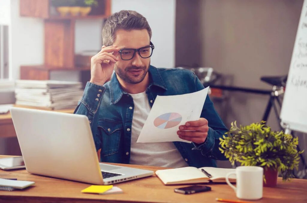 Лучший продажник. Женщина в офисе. Портрет сотрудника. Человек презентует проект. Маркетолог продавец.