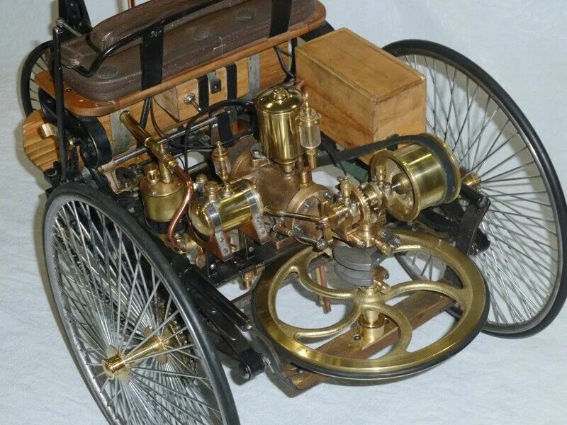 Первый автомобиль внутреннего сгорания. Век Motorwagen 1886.