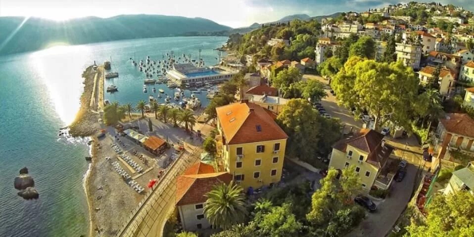 Город герцег нови в черногории. Язык в монтенегро. Herceg novi старинные фото. Которе или в херцег нови. Тиват черногория.