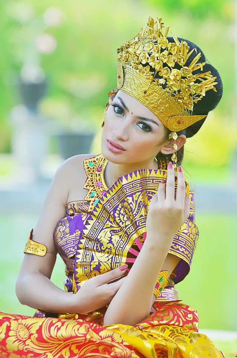 Девушки индонезии. Индонезийки балийки. Индонезийские красавицы. Балийский головной убор. Балийский костюм женский.