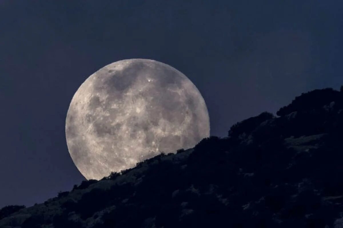 La luna falsa читать. Луна. Луна в Мексике. Луна в Аргентине. Супер Луна.