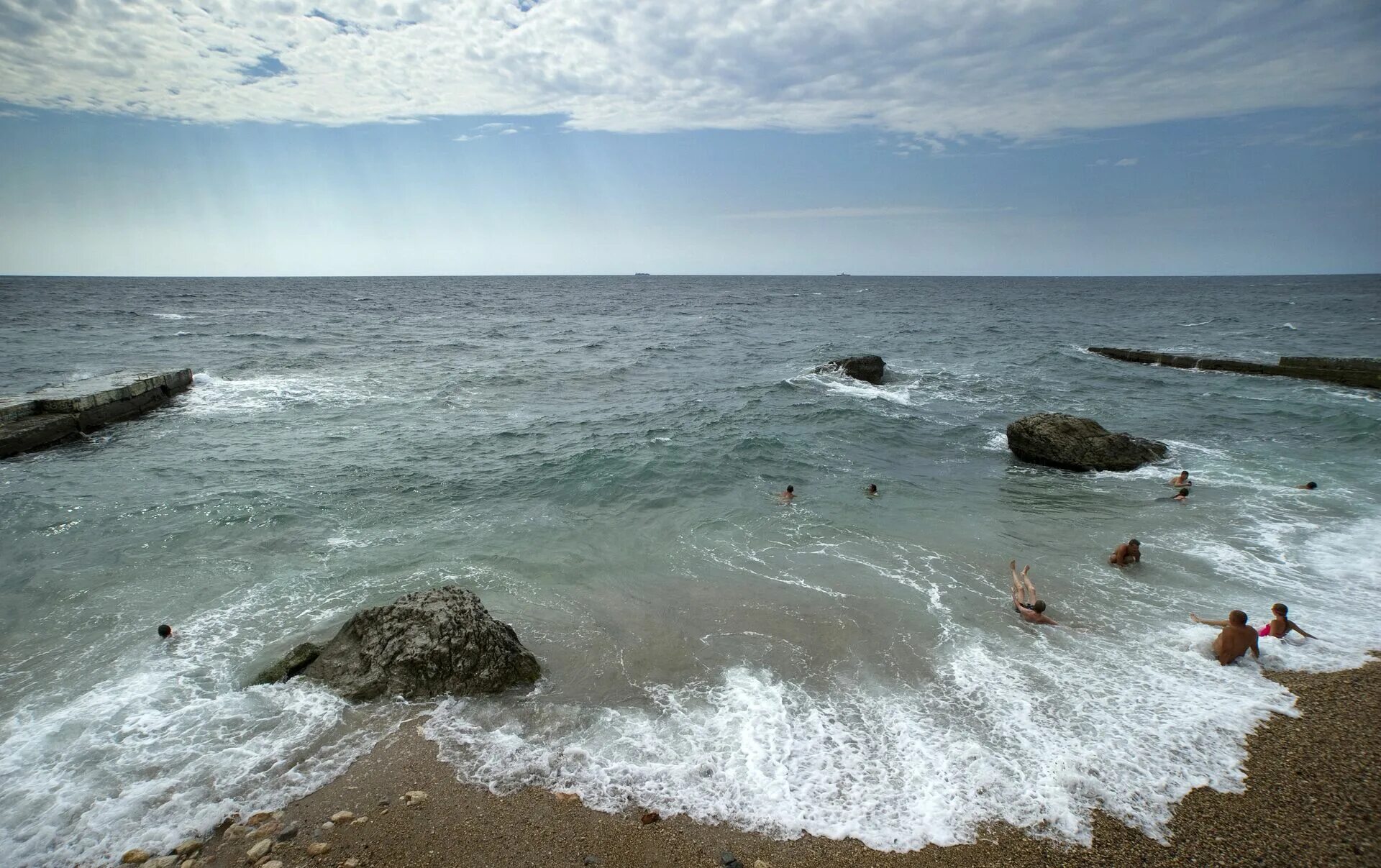 Пляжи черного моря для детей. Черное море. Черный пляж в Крыму. Керченский пляж. Загрязнение черного моря в Фео.