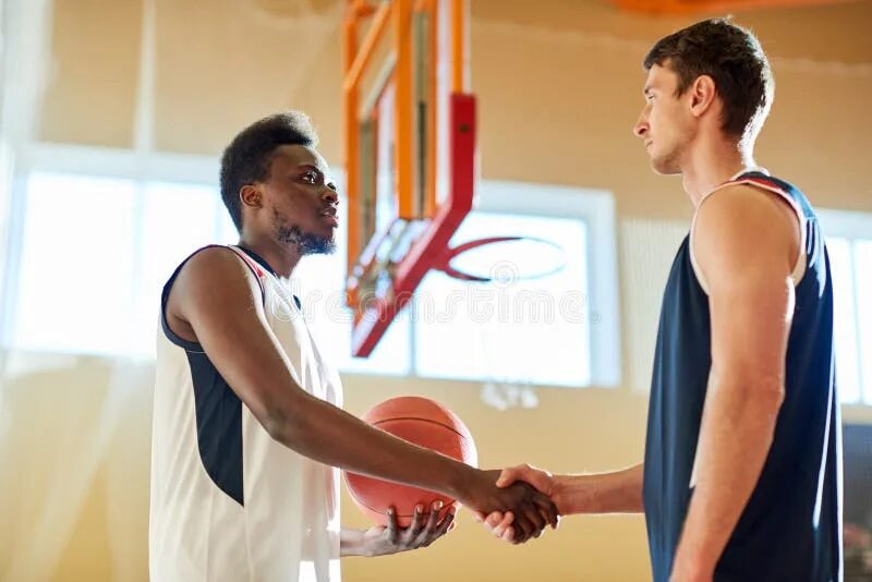 Two sportsmen. Рукопожатие баскетболистов. Баскетболист улыбается. Рукопожатия игроков в НБА. Два друга баскетболисты.