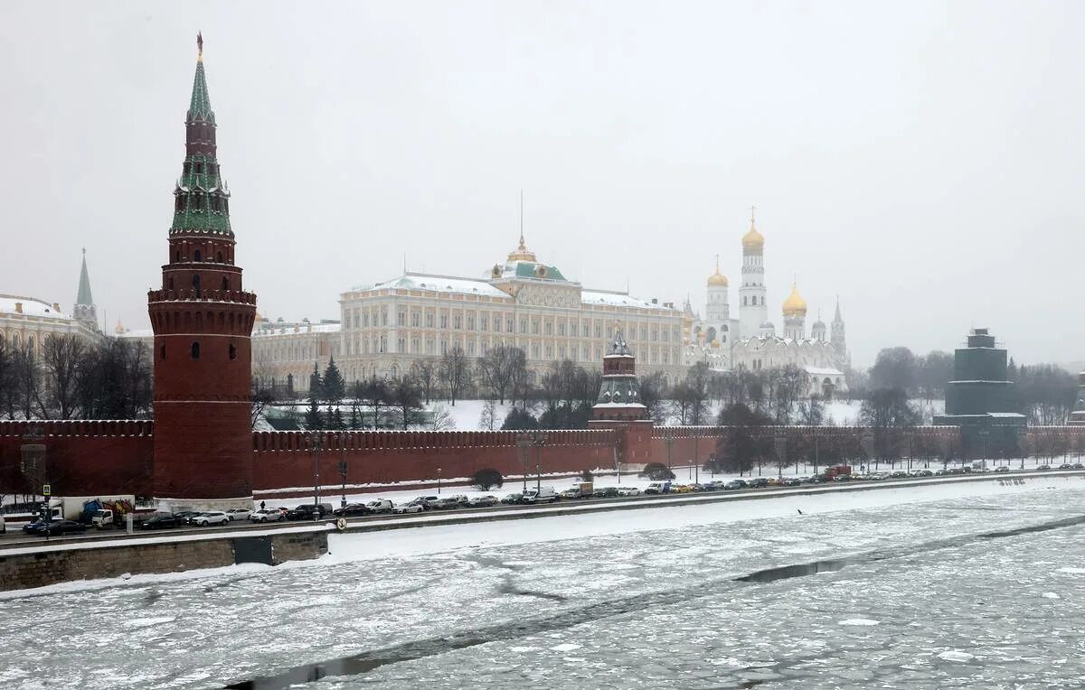 Static kremlin. Кремль панорама. У кремлевской стены. Панорама стенымкремля. Кремль весной.