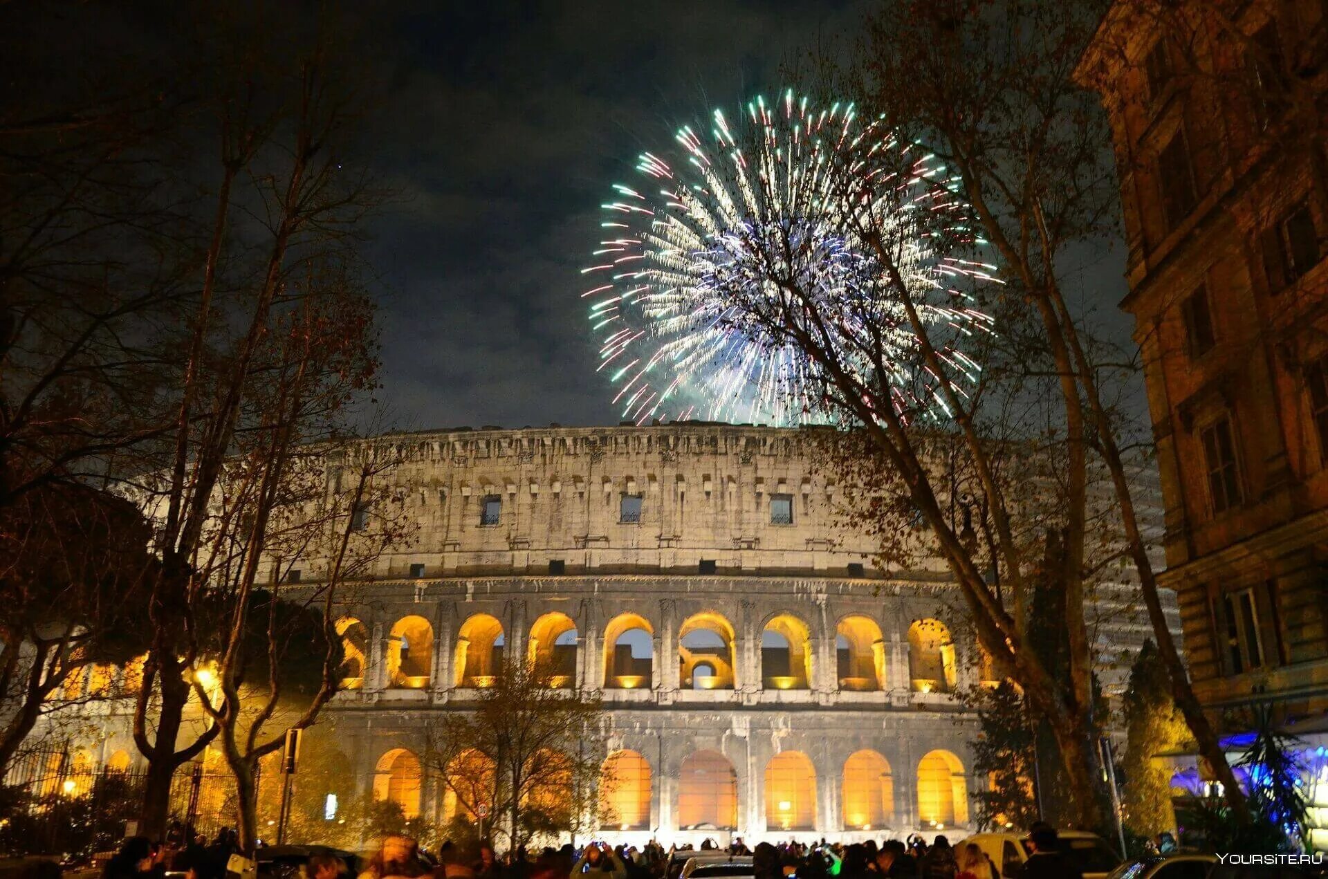 Как празднуют новый год в италии. Рим салют. Новый 2022 год в Италии в Риме. Новый год в Италии. Новый год Италия Рим.