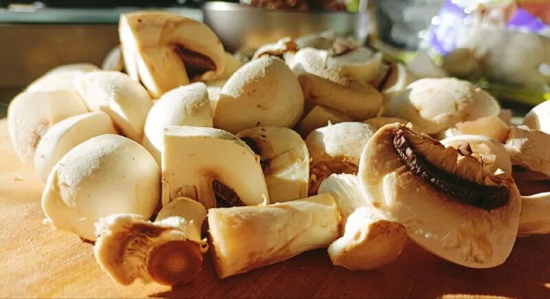 Трюфли роскошь юных лет. Пред ним ростбиф окровавленный и трюфли роскошь юных лет. Трюфели роскошь юных. Трюфли роскошь юных лет. Черный перигорский трюфель.