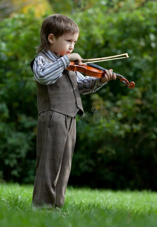 Мальчик со скрипкой. Маленький скрипач. Молодой скрипач. Скрипач в парке. Сколько лет скрипке