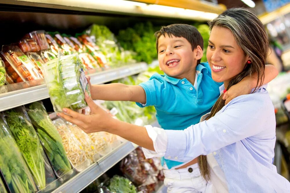 Семья в супермаркете. Семья с продуктами. Счастливая семья с продуктами. Семья с детьми в супермаркете. Маркет купить продукты