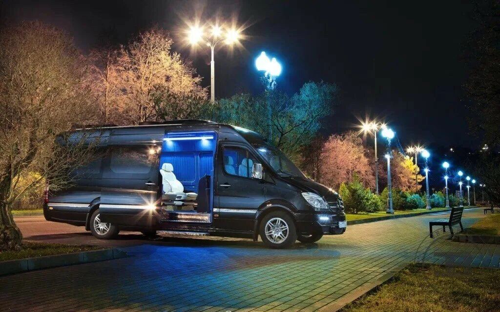 Пассажирские перевозки город. Mercedes Sprinter. Мерседес Спринтер пассажирский. Мерседес-Бенц Спринтер 901. Мерседес Спринтер 901 черный.