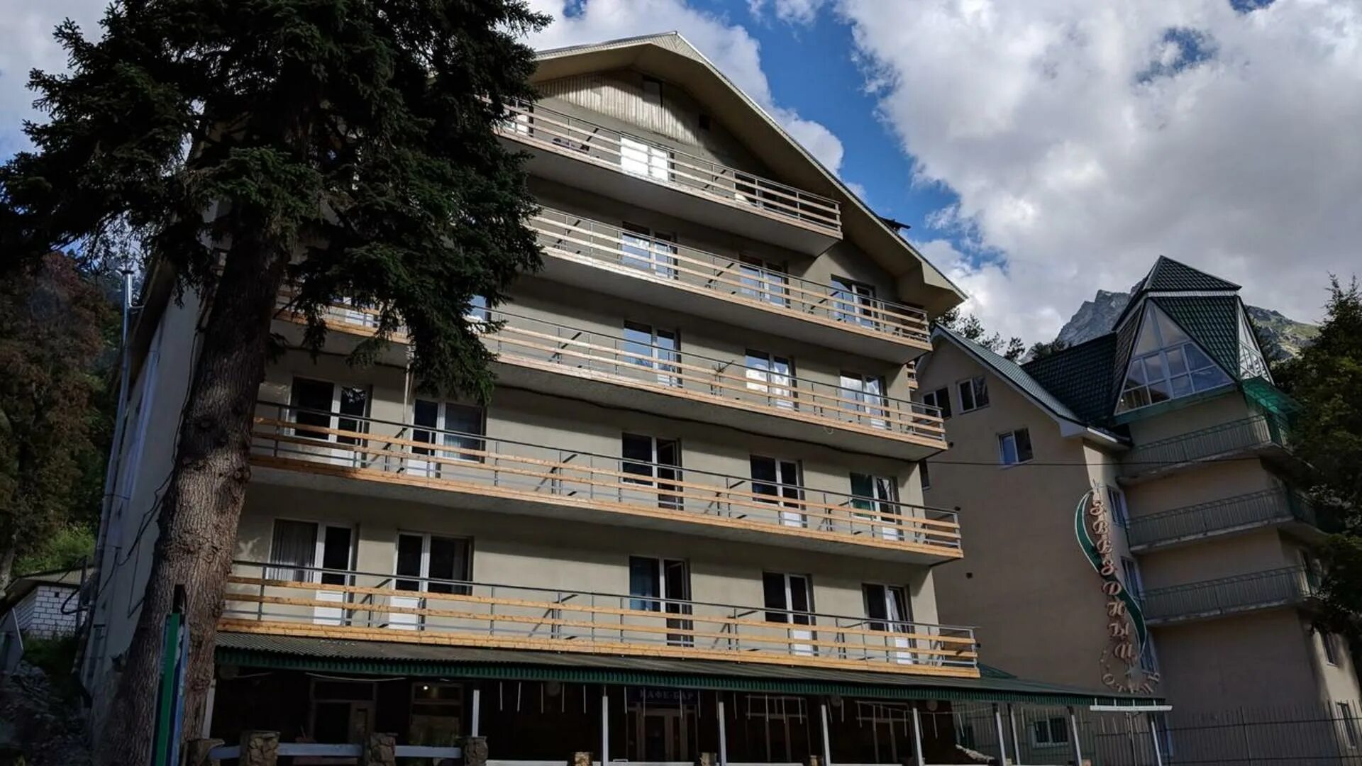 Поселок домбай метелица 3. Гостиница арючат домбай. Гостиница метелица домбай. Гостиница метелица домбай. «домбай» оздоровительный комплекс (домбай).