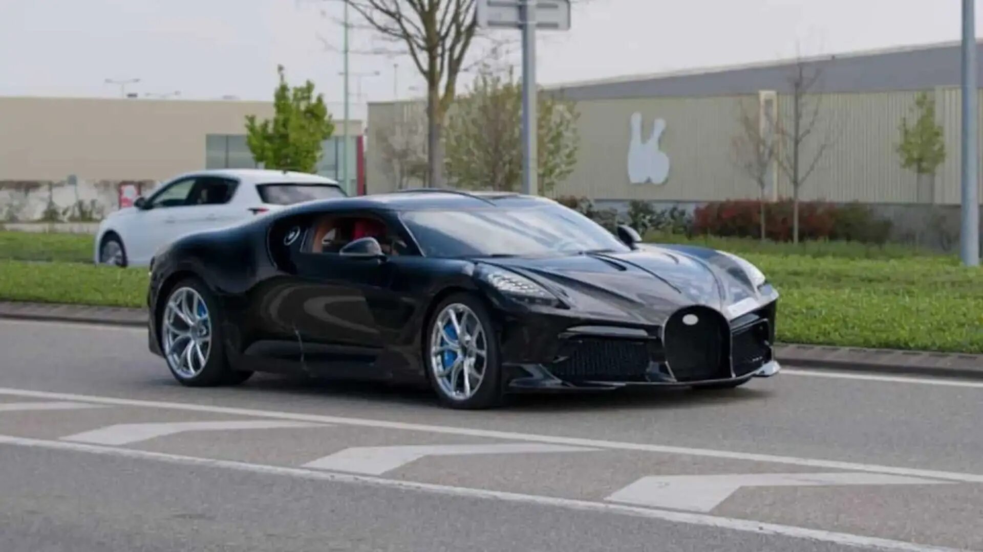 Бугатти Нуар. Бугатти Bugatti la voiture noire. Бугатти la voiture noire 2021. Машина Bugatti la voiture noire. Bugatti noire цена