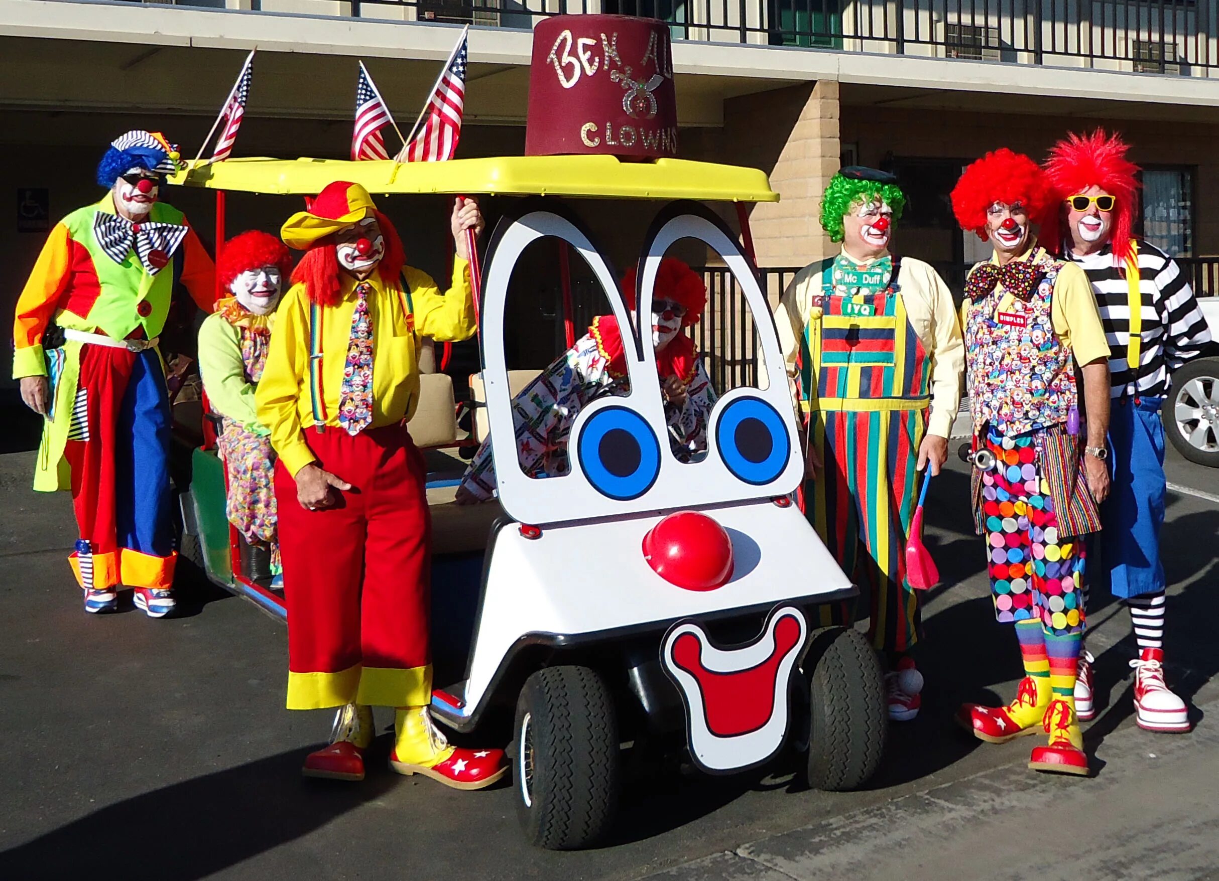 Автобус клоунов. Машина «клоун». Клоунская машина. Машинка клоунов. Клонюуны в маленькой машинк.