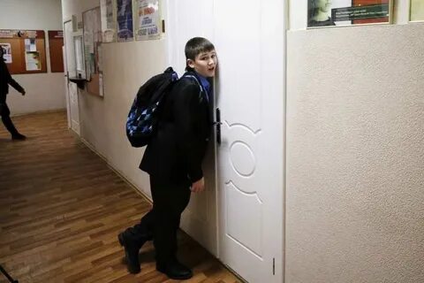 Одноклассницу в подъезде