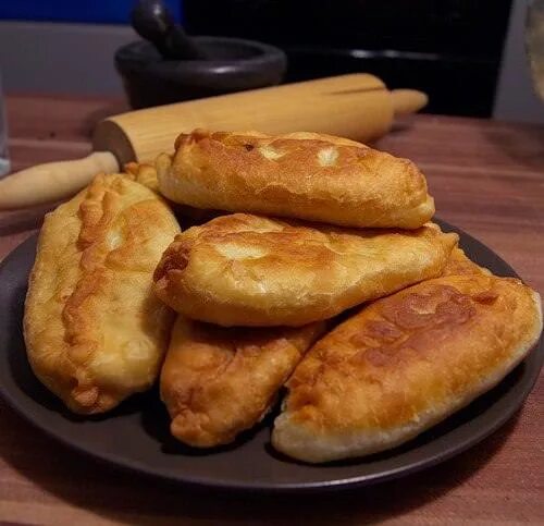 Кухня наизнанку жареные пирожки. Пирожки с картошкой на сковороде. жареные пирожки с яблоками. пироги с картошкой жареные. пирожки с картошкой жареные на сковороде.