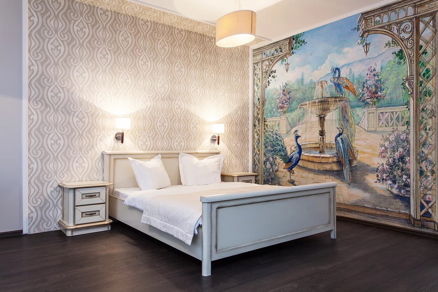 Обои 1 москва. Спальня Венеция 1д1. Affresco Павлины фреска в спальне. Divino Decor фотообои. Панно на стену в спальню.