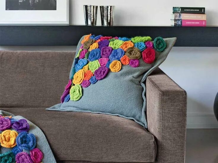 Вязание своими руками самое интересное для женщин. Вязаный декор в интерьере. Вязаные подушки. Необычные декоративные подушки. Вязаные штучки для интерьера.