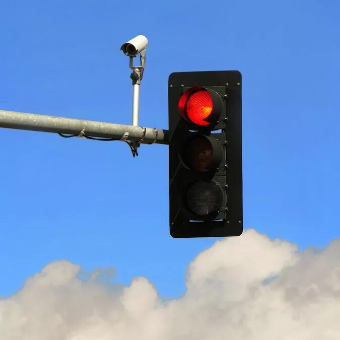 Камера на светофор. Красный светофор. Камера фиксации на красный свет. Красный свет светофора. Штрафы гибдд светофор красный