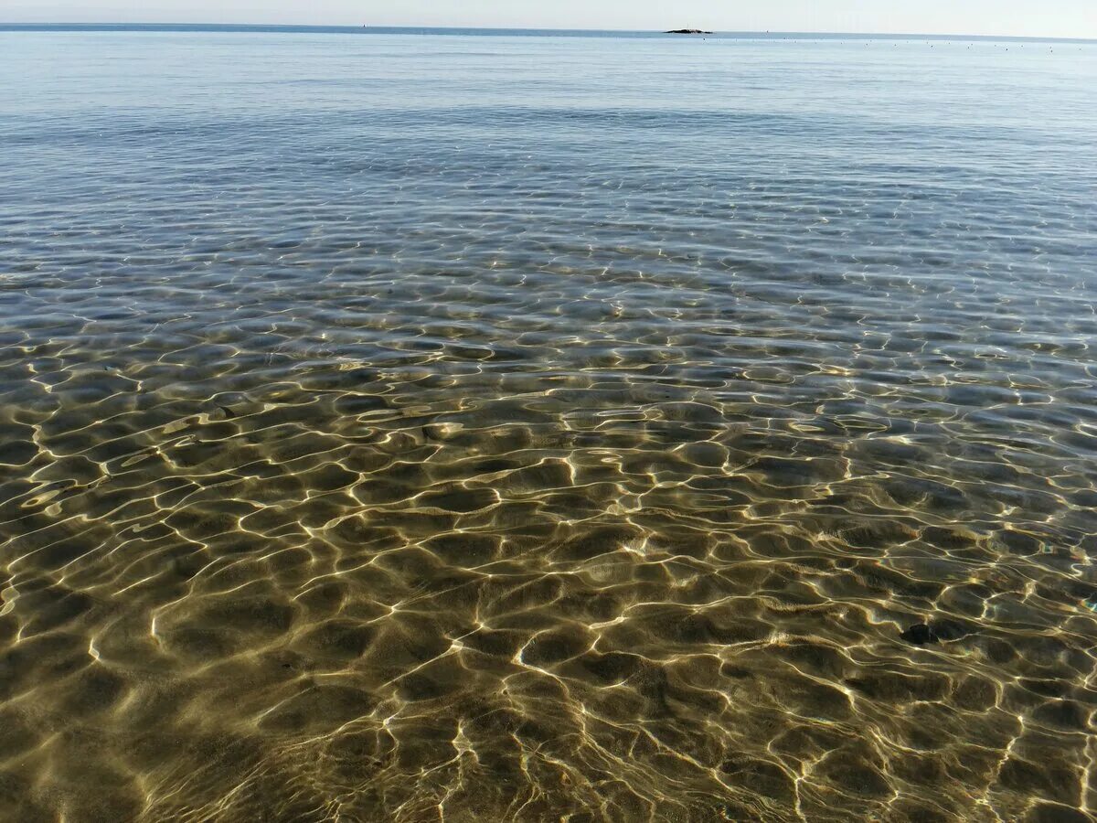 Золотое море. Море в золотых тонах. Золотое море фото. Золотой берег моря в золотых лучах.