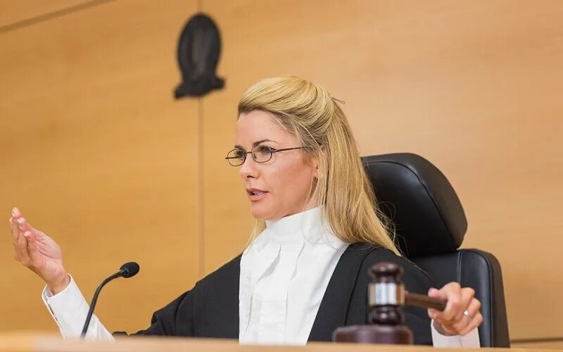 Красивая девушка судья. Актрисы студии herfirstpunishment. She was in court. Женщина с судебным решением. She was in court.