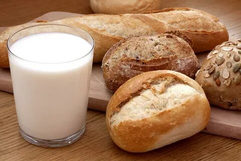 Молоко с хлебом и маслом