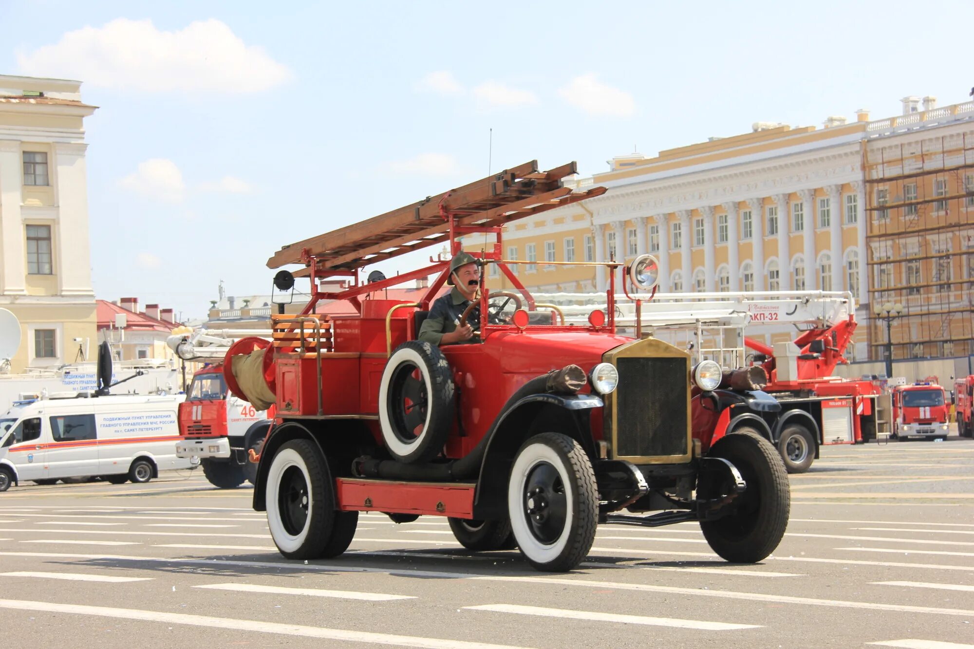 День пожарной охраны санкт петербурга. Пожарная машина. День пожарной охраны спб. 220 лет пожарной охране санкт-петербурга. День пожарной охраны санкт петербурга.