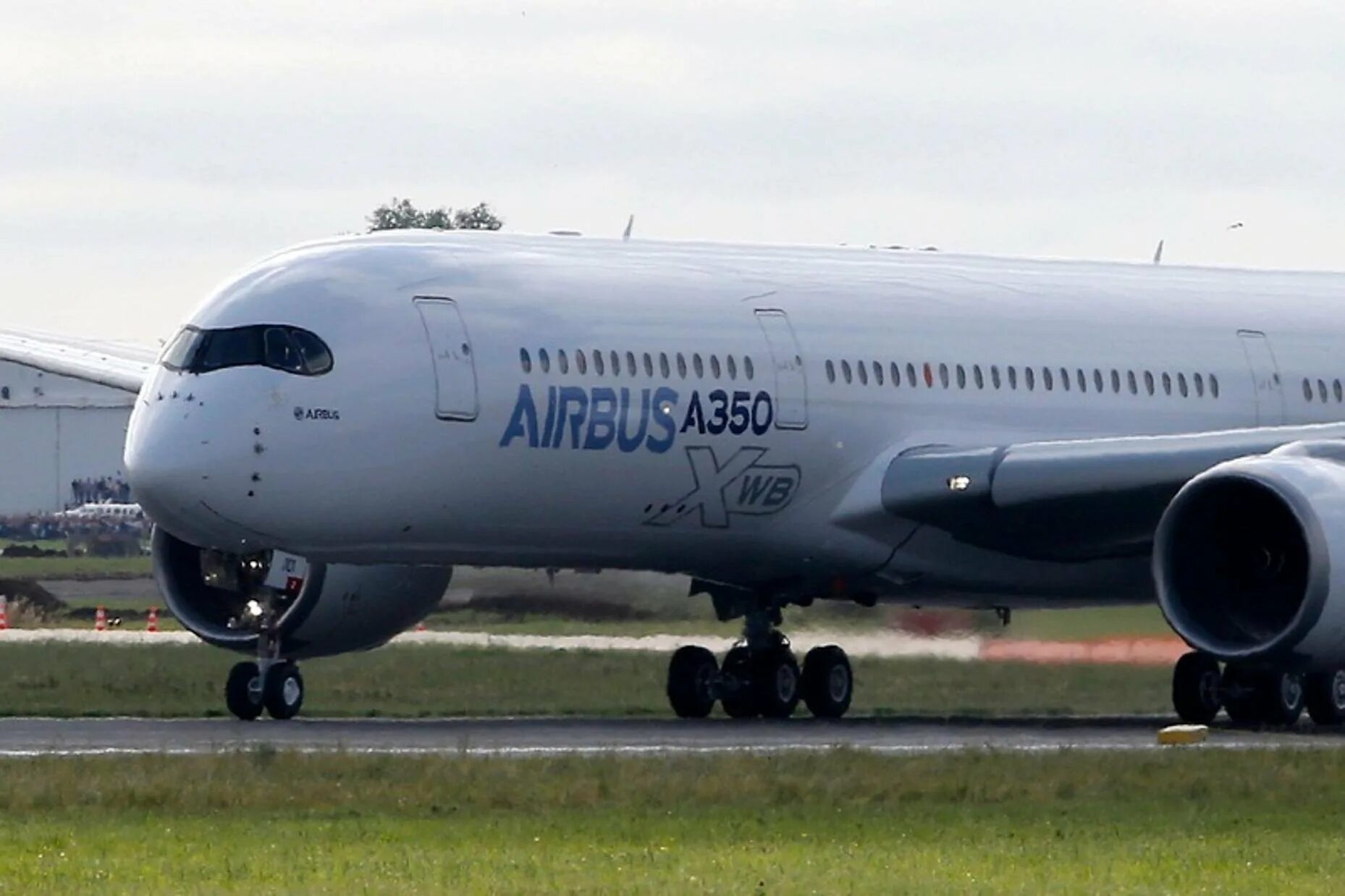 Самолет аэробус 350. Самолёт airbus a380. Новый аэробус. Новый аэробус. Освещение в новом airbus.