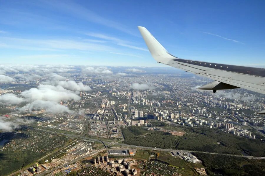 выпрыгивает из самолета. сближение самолетов над ростовом. фотографии самолетов. самолеты над азовом сегодня. 2021.
