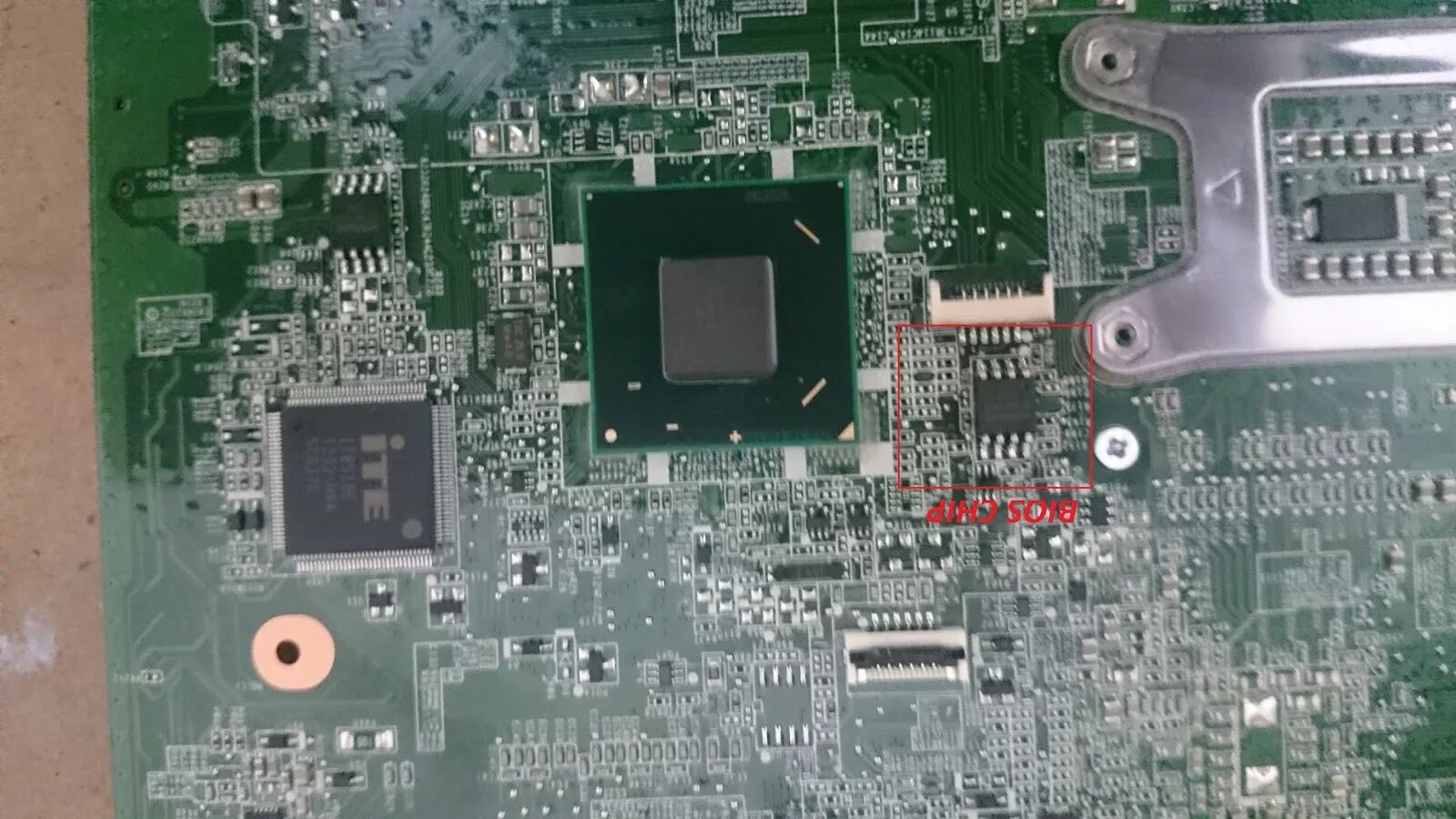 Lenovo ideapad z585. Lenovo z585 батарейка bios. Биос lenovo z580. Биос на ноутбуке леново. Lenovo ideapad z710 микросхема биос.