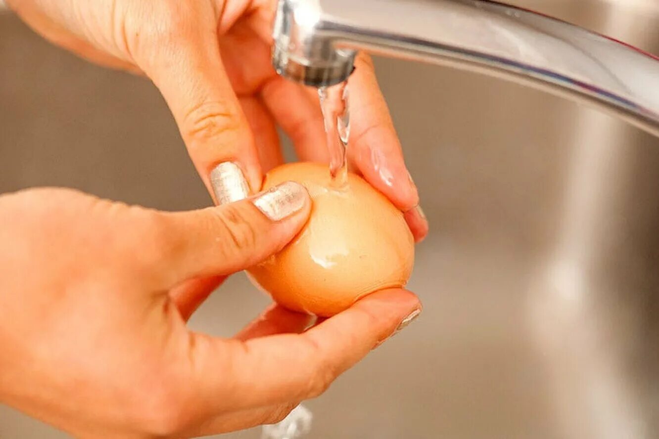 Яйца грязные можно ли их мыть. Мытье яиц. Помыть яйца. Мытое яйцо. Помыть куриные яйца.