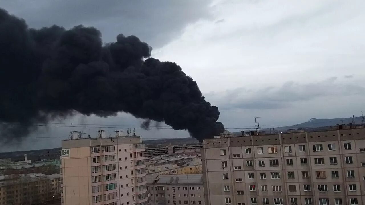 Что горело на левом берегу. Что горит в Красноярске сейчас. Пожар в Красноярске сейчас. Сгоревший завод. Пожар на Красмаше в Красноярске.