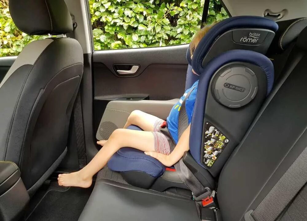 Как поставить автокресло. Бритакс Ромер Кидфикс 3 м. Britax Romer Kidfix Isofix. Britax Romer Kidfix 2 в машине. Изофикс Britax Romer Kidfix III M.