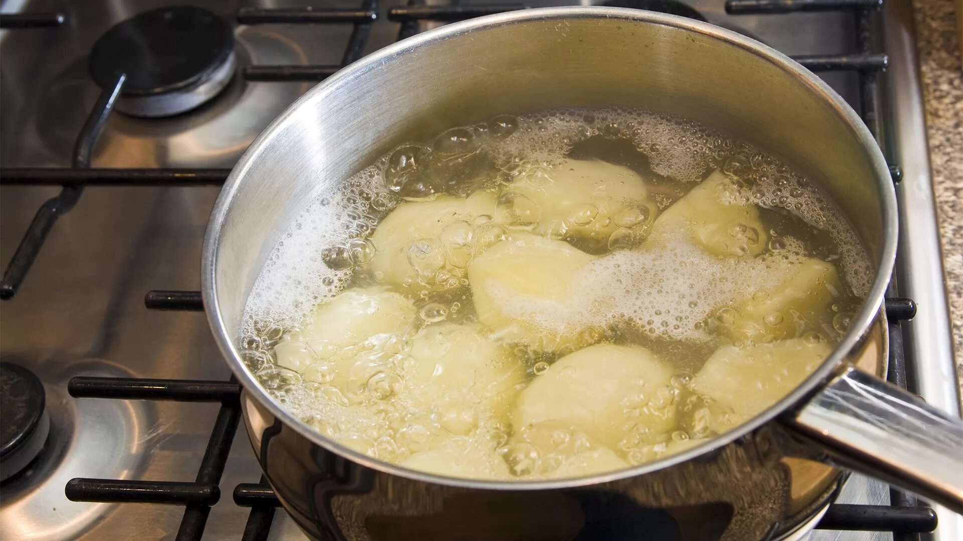 В подсоленной воде варят. Картофельный отвар. Картошка в кастрюле. Отваренный очищенный картофель. Картошка варится.