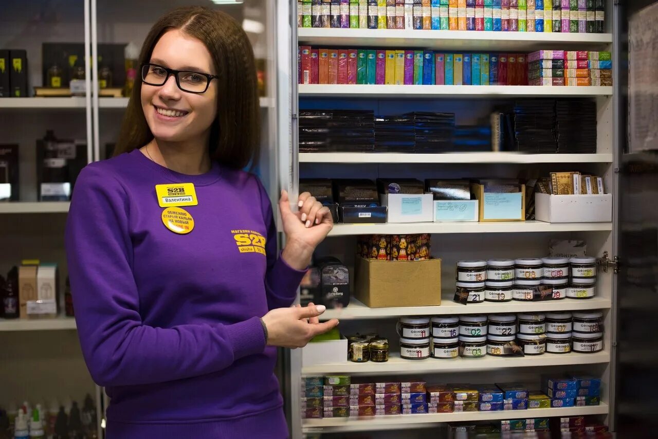 Продавец консультант табачной продукции. Выкладка сигарет в магазине. Сигаретный киоск как бизнес. Табачка гагарин. Продавец консультант табачной продукции.