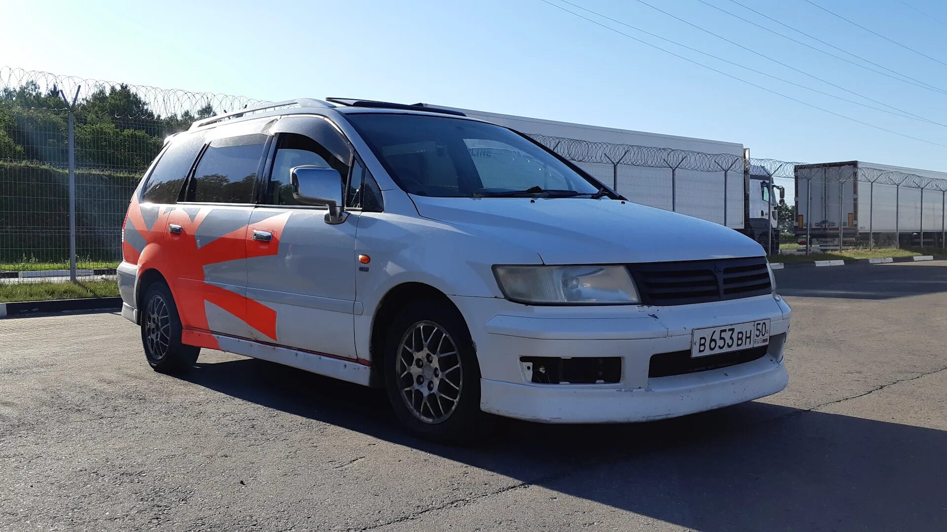 Купить митсубиси шариот грандис. Mitsubishi Chariot Grandis. Обвес Mitsubishi Chariot Grandis. Mitsubishi Chariot Grandis Tuning. Мицубиси Chariot Grandis.