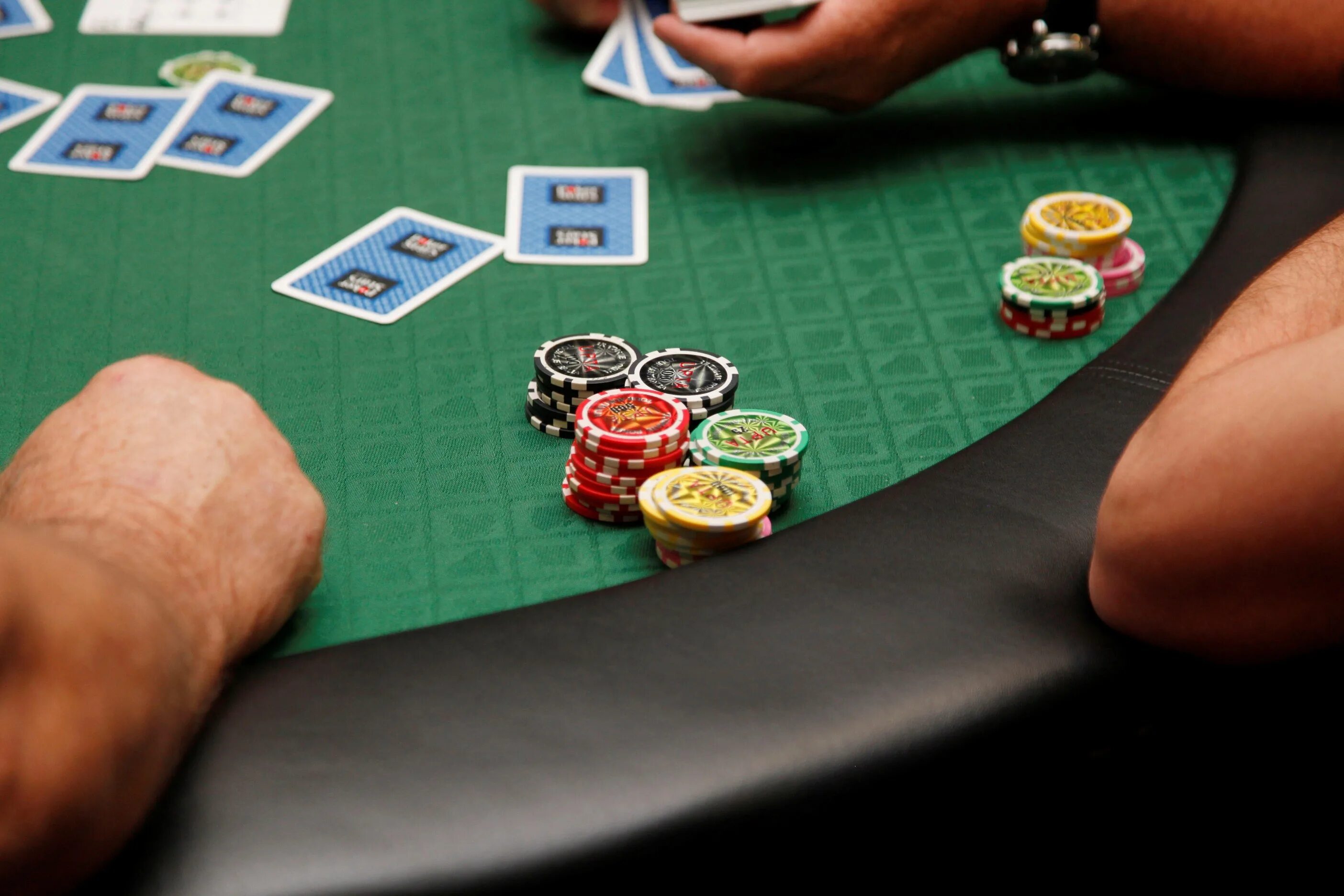 Покер на деньги на телефон. Poker Покер казино Бинго нарды. Покерный стол. Казино карты. Стол для покера.