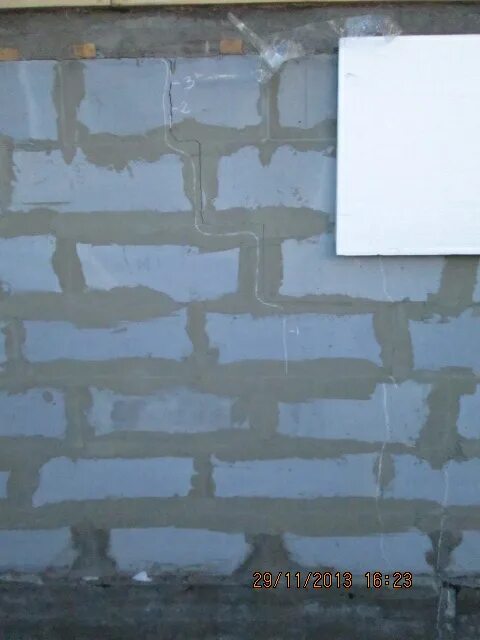Трещины в стенах из газобетона. Трещины в газосиликатных блоках. Треснула стена из газобетона. Трещины в газобетонных стенах.