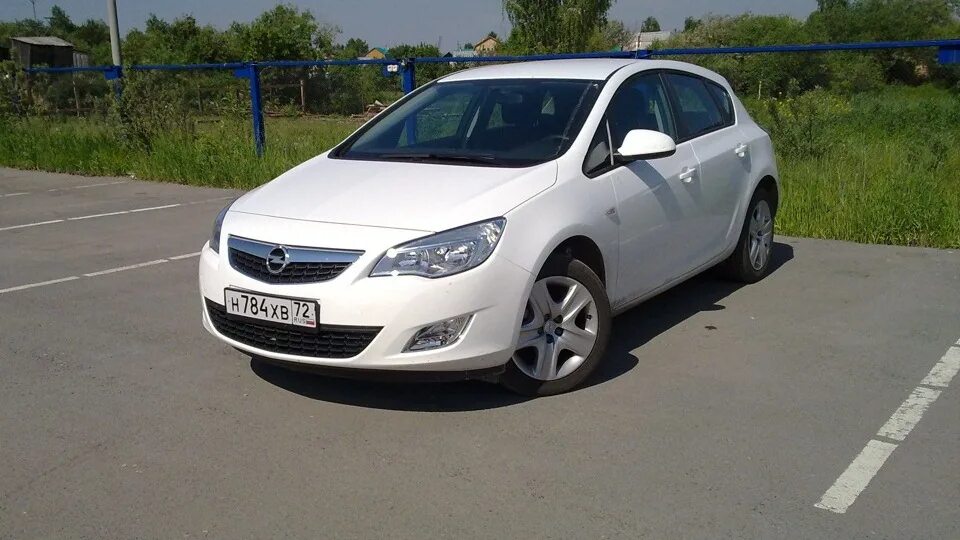 Опель сколько лошадей. Opel Astra j 2011. Opel Astra j 2011 белая. Opel Astra j 2011 1.4. Opel Astra j 2011 1.7.