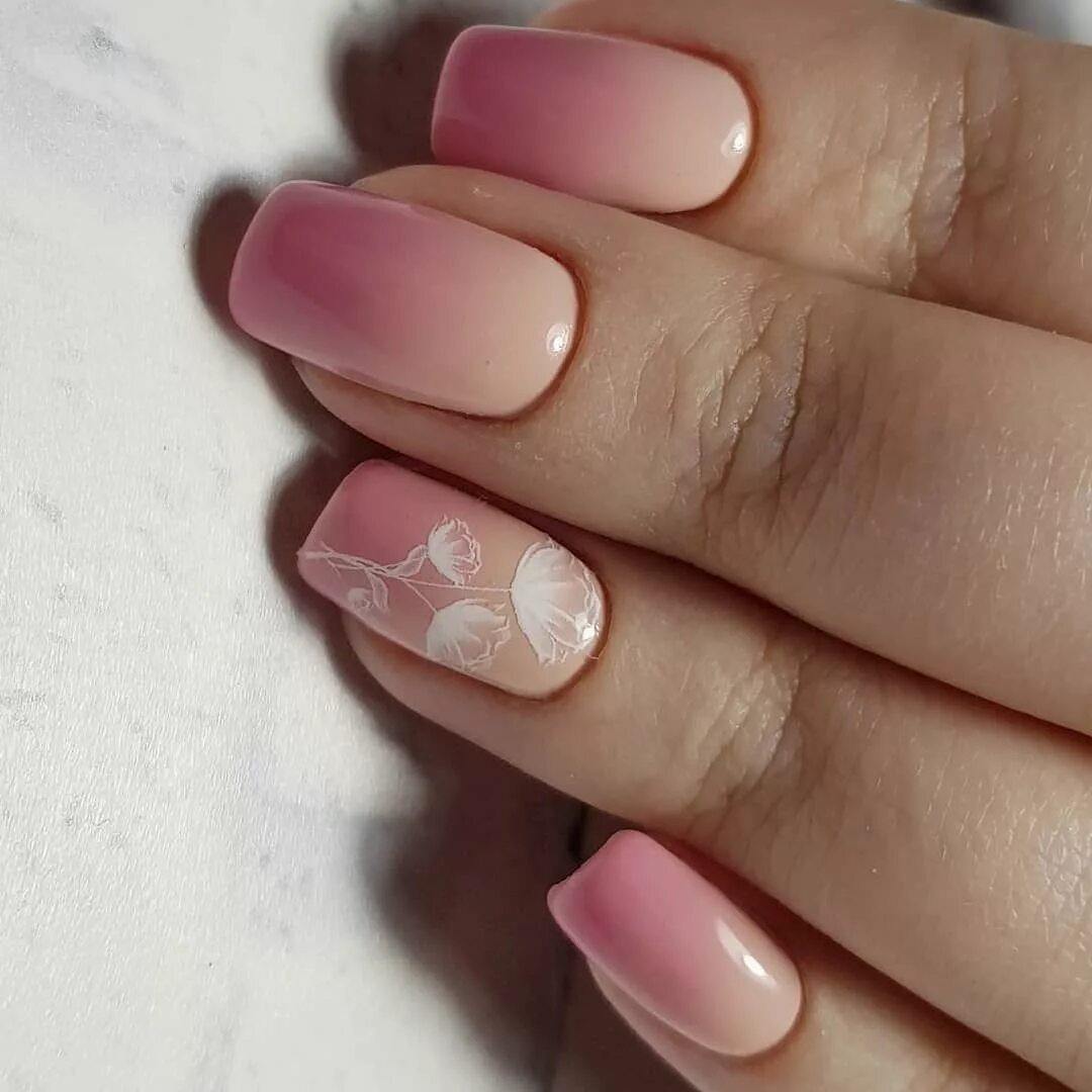 нежный маникюр. ногти бледно розового цвета. розово бежевый маникюр. маникюр в бежево розовых тонах. маникюр с цветами нежный.